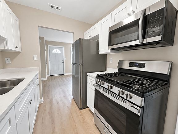 5th image of 1030-32 N Wood St #1026