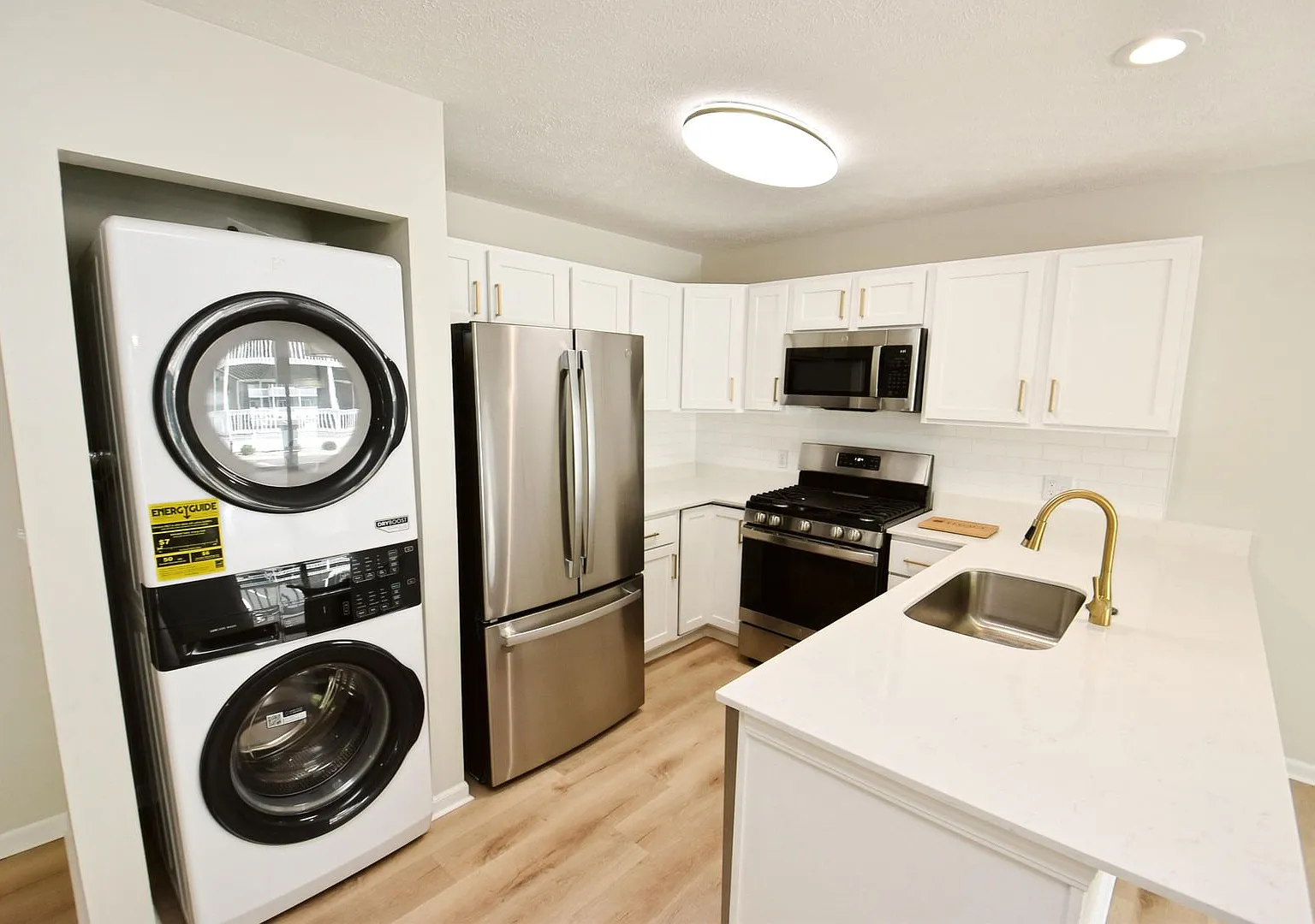 Freshly remodeled Condo at Legacy Landings 2 bedroom/2 baths — Photo 2