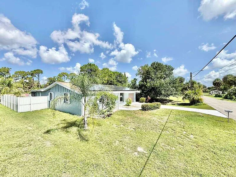2055 Hyatt Dr — Photo 4