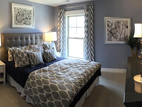 Secondary bedroom decorated model.