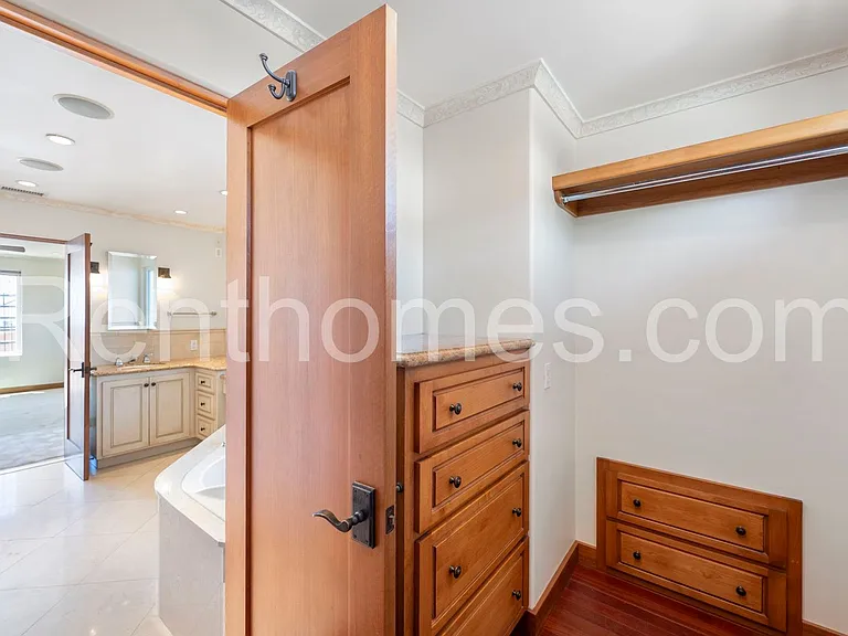 2940 Columbia St — Photo 49