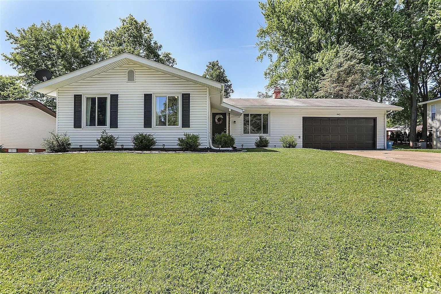 942 Surrey Dr photo 1