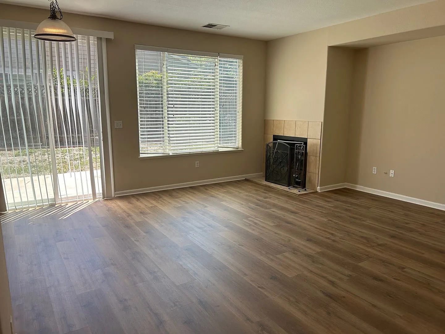 Beautiful 5 Bedroom 3 Bath Brentwood Home — Photo 4