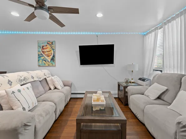 1537 Beach Avenue 1 image 3 of 25