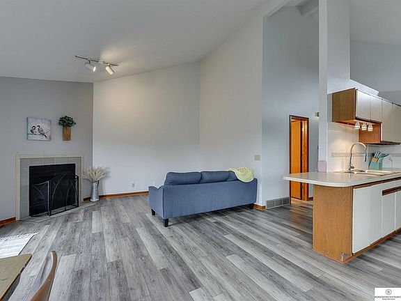 4th image of 3517 Comstock Ave