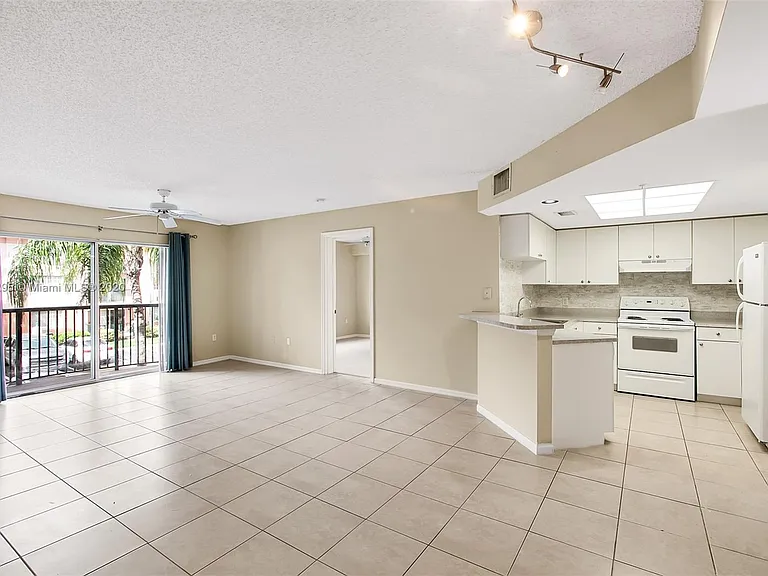 2131 SE 10th Ave #13 — Photo 2