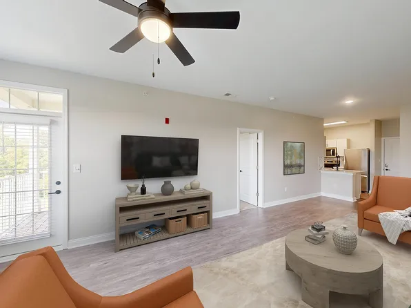 Double Creek Flats Apartments