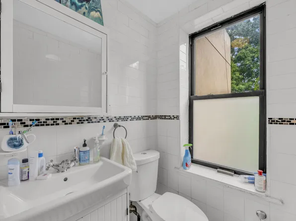 697 Jefferson Avenue image 14 of 22