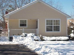 906 Old Medford Ave, Medford, NY 11763