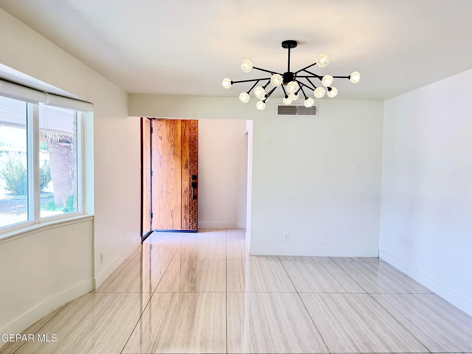 3 bed, 2.0 bath, 2224 sqft, $3,200 — Photo 3