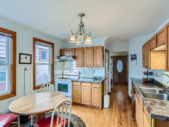 4th image of 1033 3rd St E