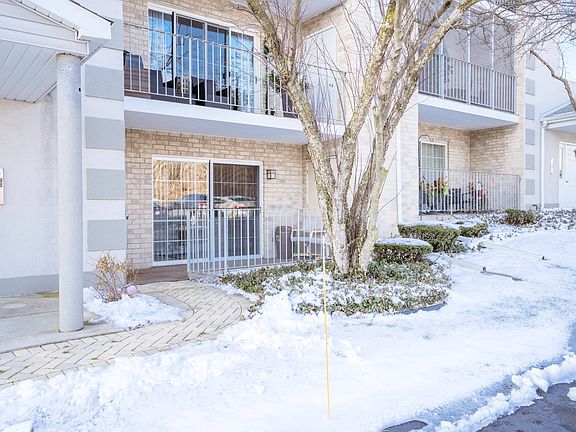 3rd image of 9120 W 95th St APT 1B