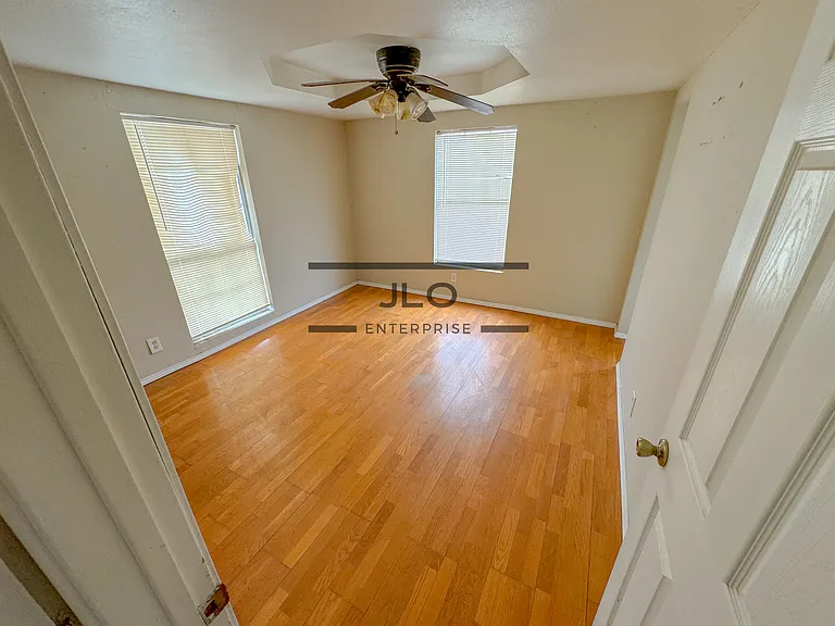 9806 N Plainfield Dr — Photo 3