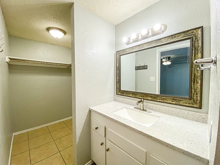 410 E 6th St #5 — Photo 12