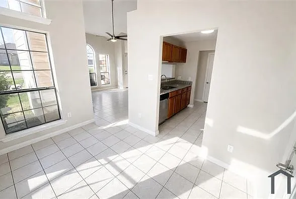 701 W Lynn Creek Dr — Photo 2