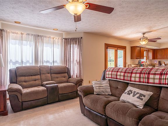 4th image of 3628 Petre Rd