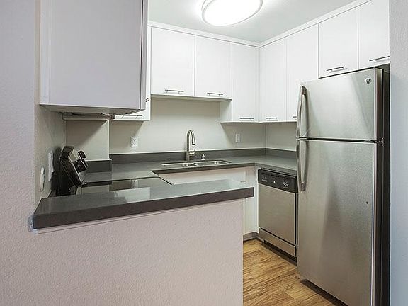 5th image of 301 E Bellevue Dr #301
