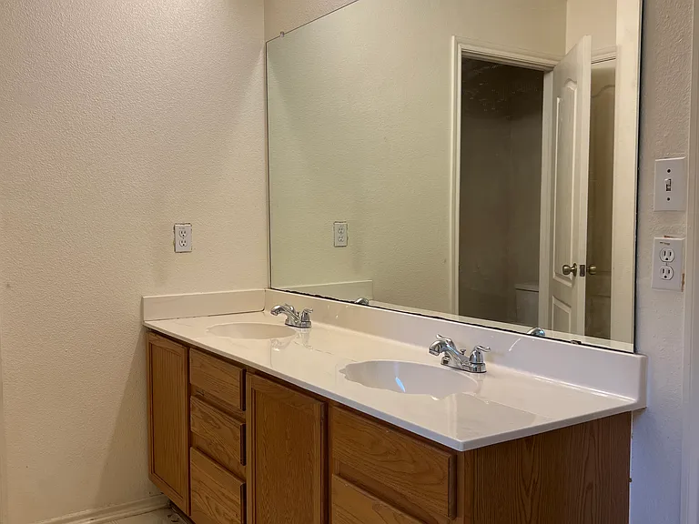 1208 Bradbury Ln — Photo 35