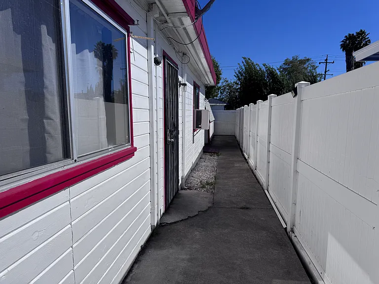 Elmwood Ln — Photo 11
