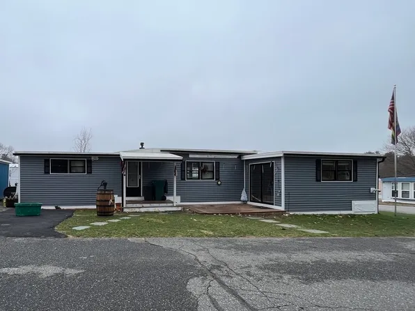 270 Littleton Rd Trailer 137, Chelmsford, MA 01824