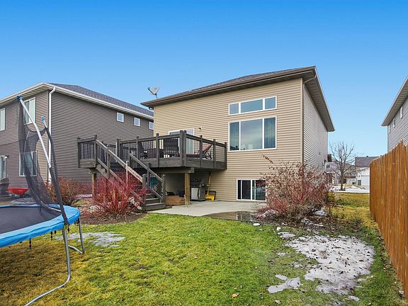 4th image of 923 42nd Ave W