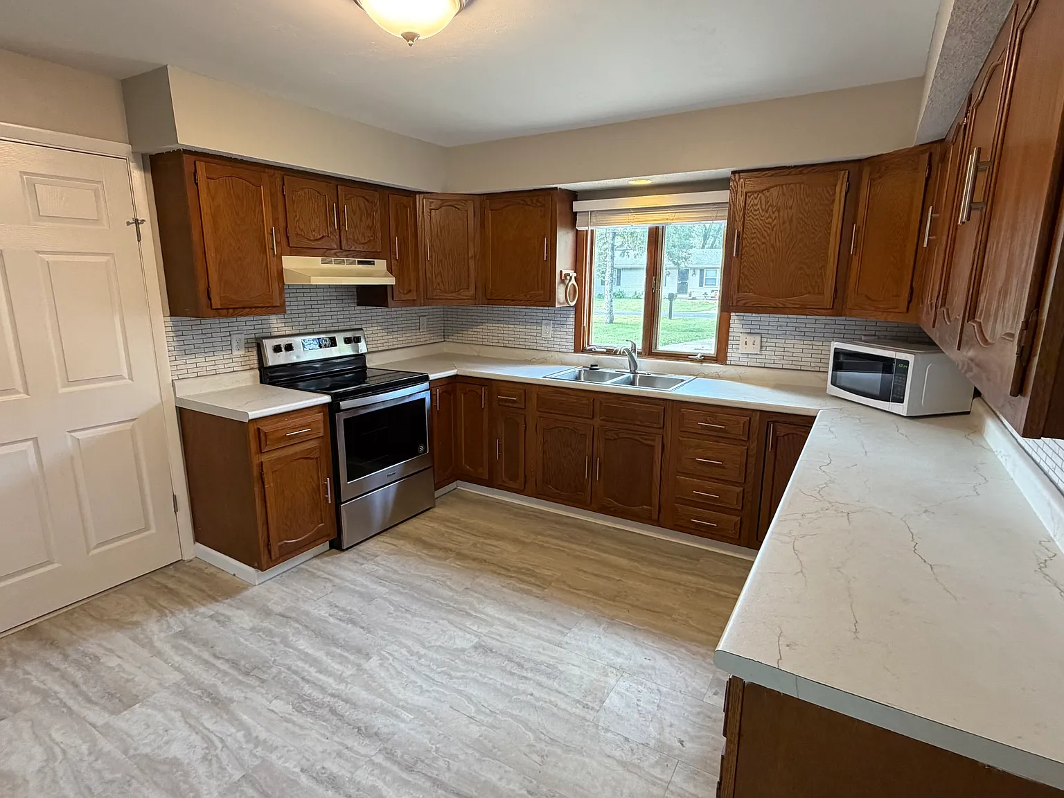 3 bed, 1296 sqft, $1,900 — Photo 4