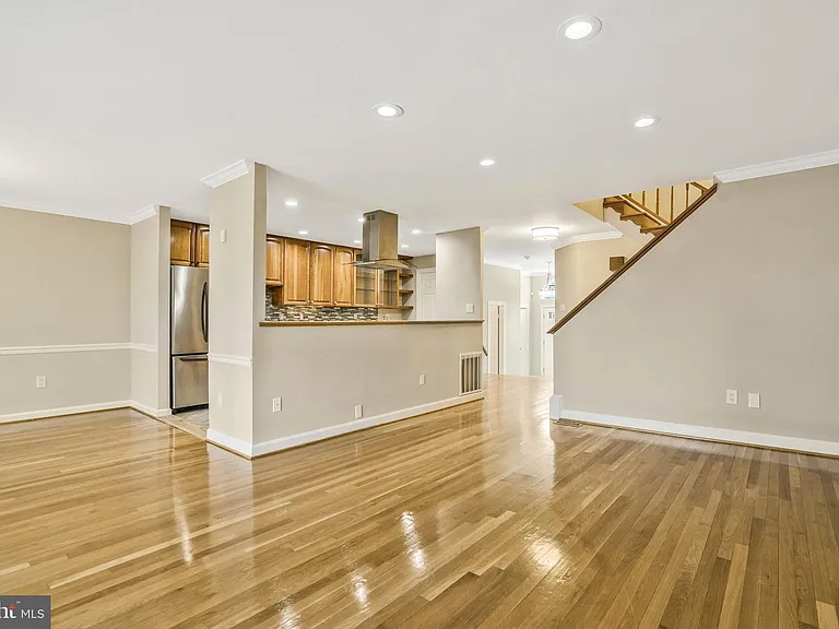6366 Brampton Ct — Photo 9