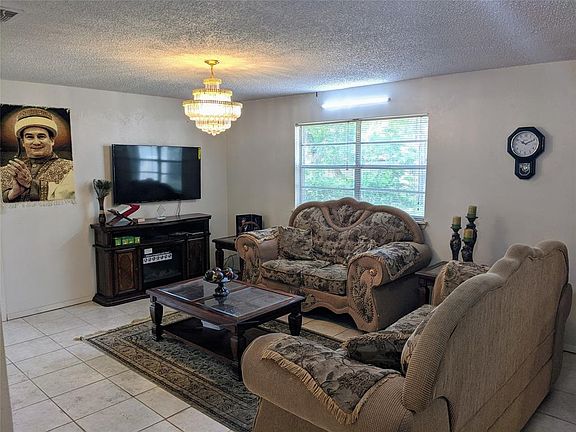 4th image of 921 Livingston Dr