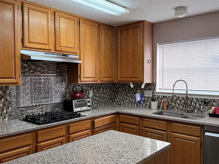 10310 Hedge Way Dr — Photo 5