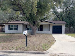 902 E Randall St, Beeville, TX 78102