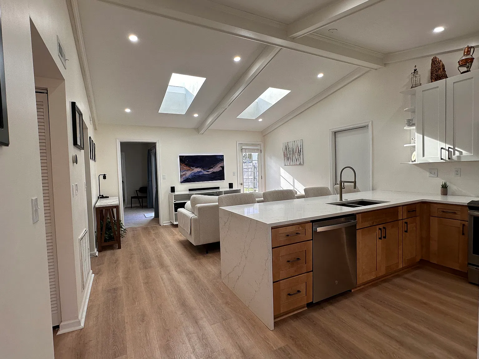 3 bed, 1200 sqft, $2,400 — Photo 2