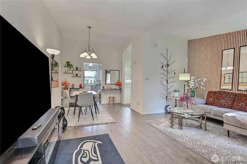 5th image of 1313 W James Street #2