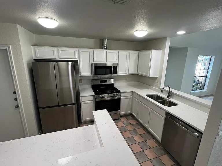 607 Saunders Dr — Photo 3