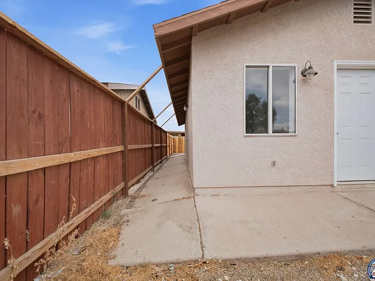 1077 Wozencraft St #2 — Photo 3