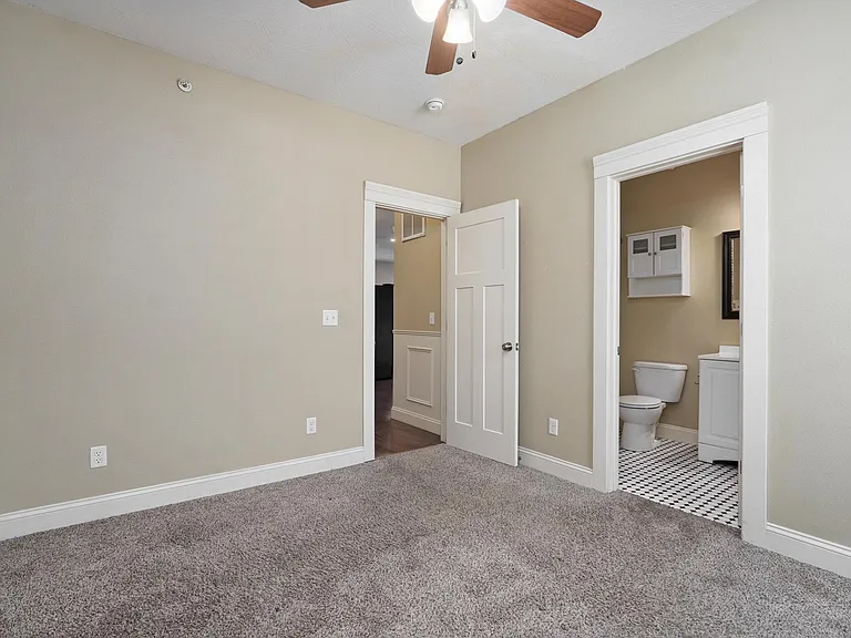 1040 E Walnut St #D — Photo 13