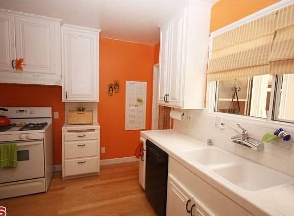 5th image of 2823 S Bentley Ave