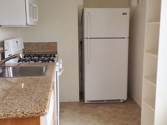 3rd image of 909 Virginia St #A