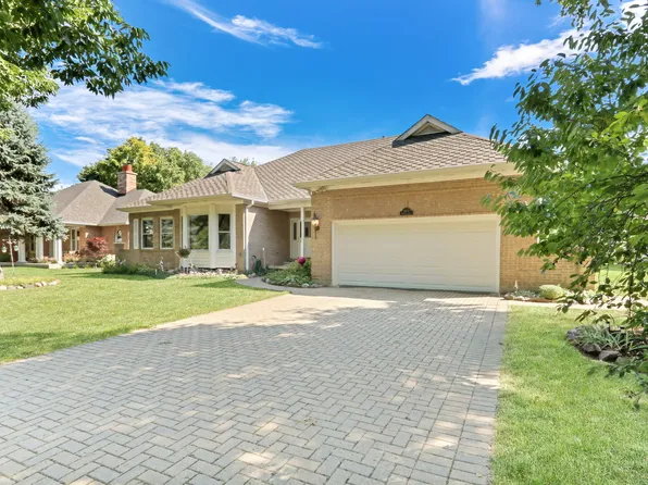 1075 Suffolk Ct, Gurnee, IL 60031