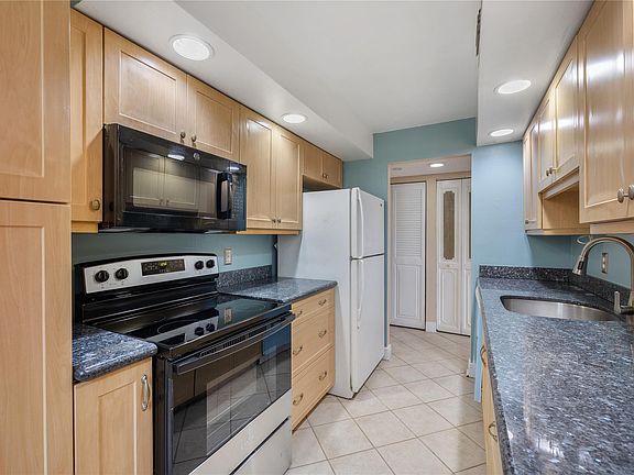 4th image of 6190 Woodlands Boulevard #111