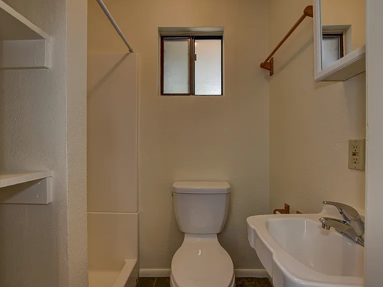 806 Campbell St — Photo 11
