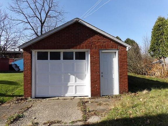 3rd image of 2424 Craiger Ave