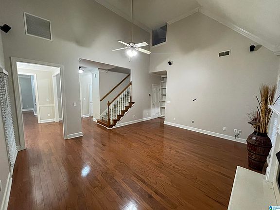 5th image of 833 Castlemaine Dr