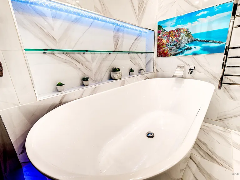 32 inch tv at base of deep soak tub 6 ft person can soak comfortably