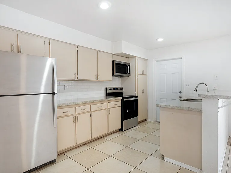 1702 E El Parque Dr — Photo 4
