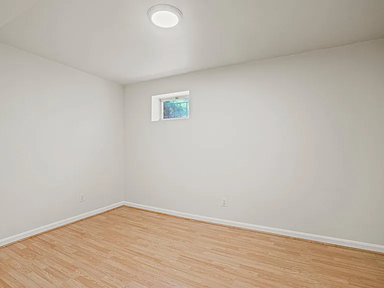 1141 N Vernon St — Photo 42