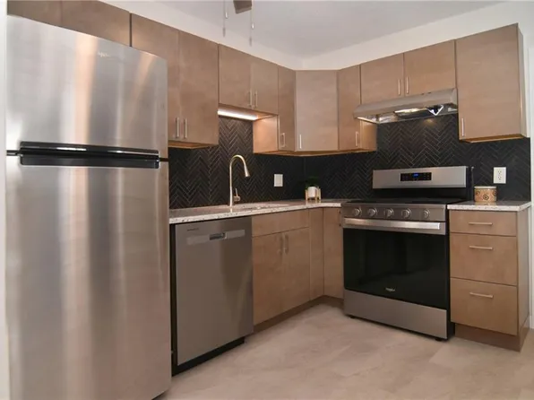 132 Hoffman Ave APT 202, Cranston, RI 02920