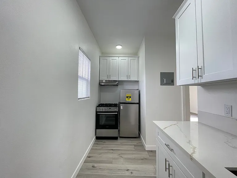 1565 S. Hobart Blvd — Photo 28