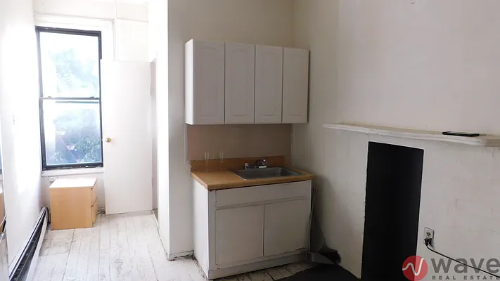 Rented by Wave Real Estate Group | media 18