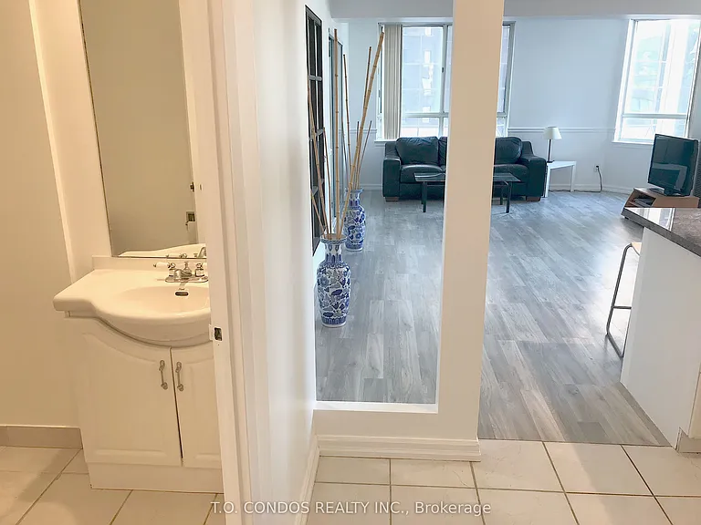 633 Bay St #511 — Photo 4