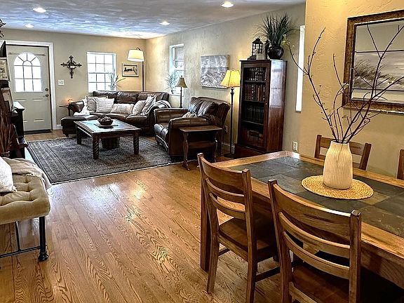 5th image of 1984 Oakridge Rd